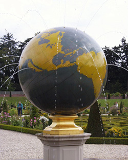 Loo garden terrestrial globe fountain